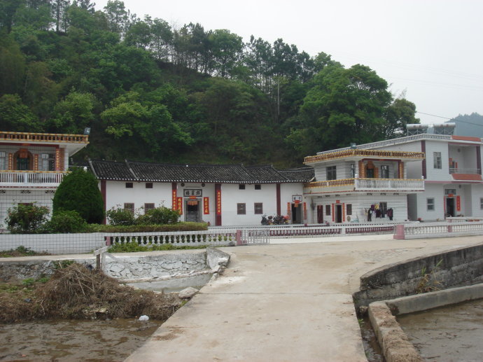 广东应该在中国来说都算得上相对富裕的省份,但是大城市和小乡村的差距还是很大的。