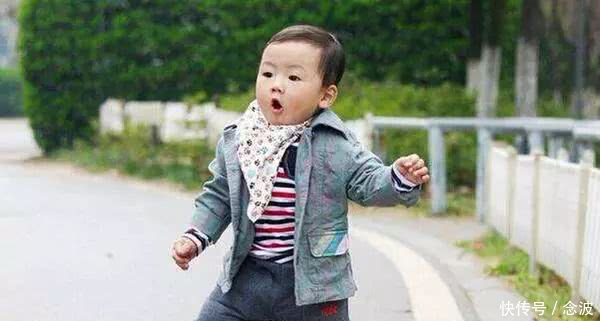 儿子腿软3岁还学不会走路,妈妈带孩子去医院检