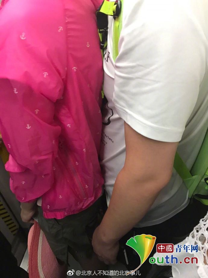 地铁再现色狼:下体紧贴女子 手还不老实 地铁再现色狼:下体紧贴女子 手还不老实