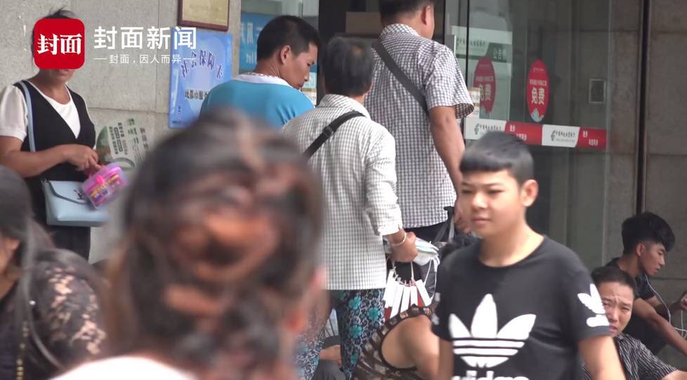 火车站小贩卖充电宝 打开是一堆沙 火车站小贩卖充电宝 打开是一堆沙