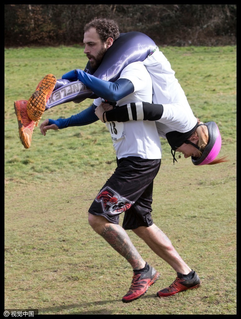 英国举办"背老婆"大赛 奇葩画风辣眼睛