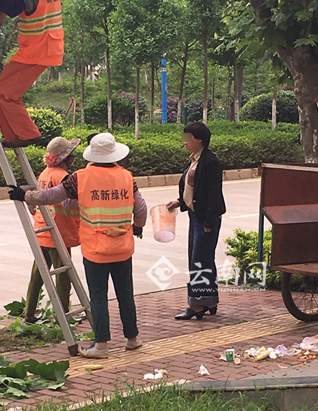 女子强倒垃圾 将垃圾桶怼绿化工脸上 女子强倒垃圾 将垃圾桶怼绿化工脸上