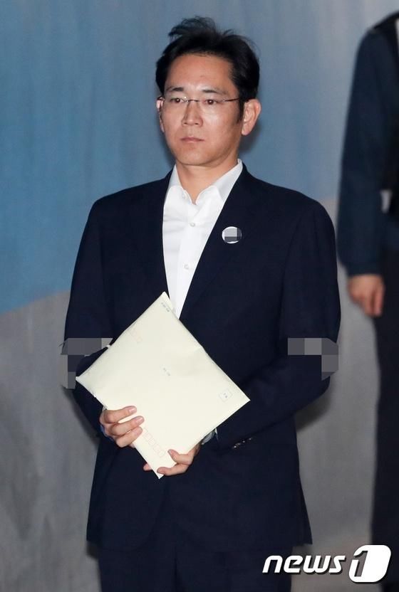 三星"太子"李在镕继续出庭受审显憔悴