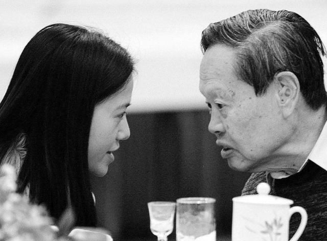 杨振宁翁帆才是秀恩爱高手,谢贤对女友宠不手