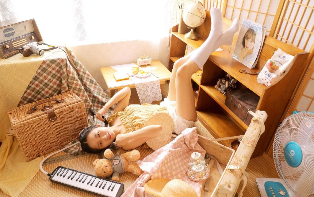 白丝美女修长美腿性感私房美女照片