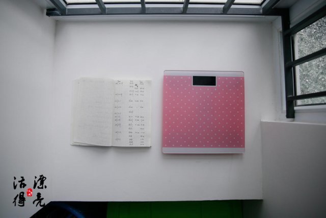 丹丹最近在减肥，她说不上班的话长期宅在家里不小心就胖了。左边的本子记录着丹丹每次称完的体重。