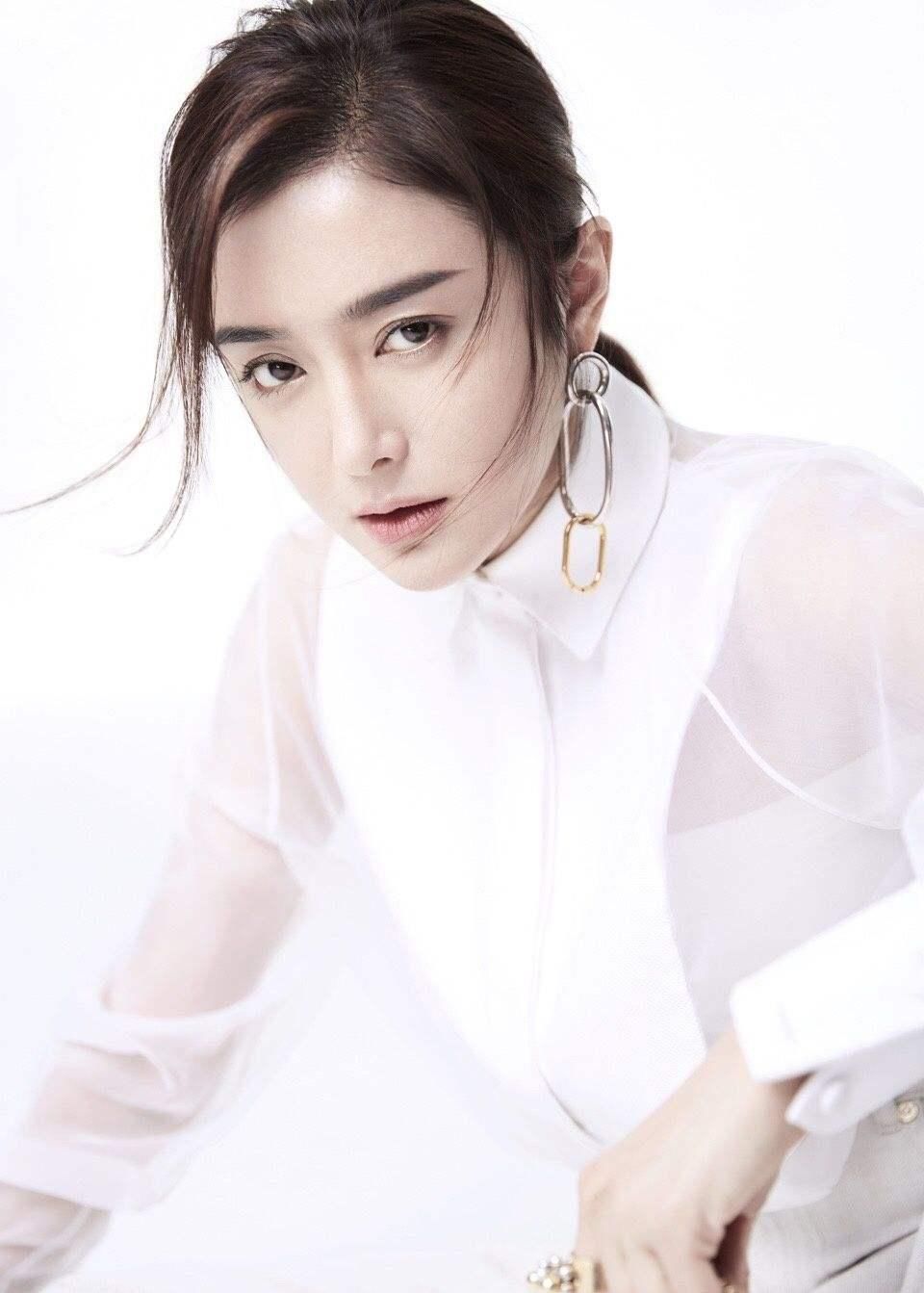 被黄晓明白睡四年 反赔分手费一千万 现37岁未