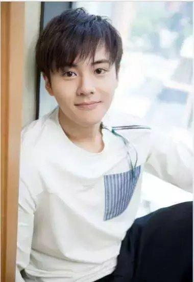 签约的两个艺人一个冷酷, 一个阴柔阳光酷似鹿晗