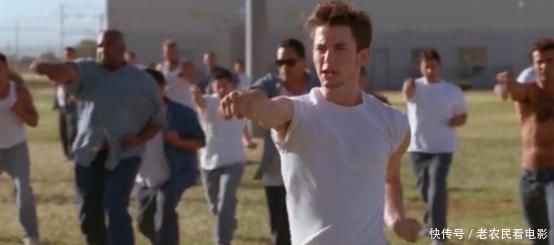 这部外国电影,男主学了中国功夫进入牢房,地位