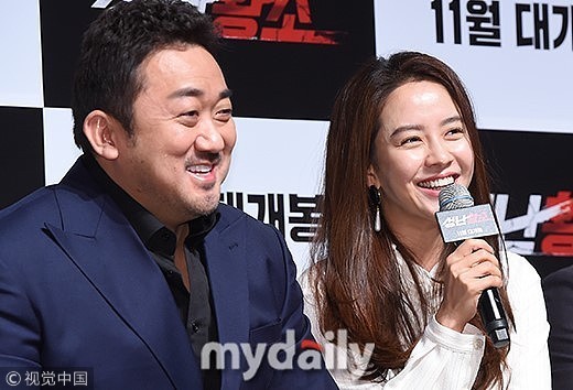 宋智孝开怀大笑鱼尾纹和法令纹明显 高叉裙秀美腿 脚部亮了 宋智孝开怀大笑鱼尾纹和法令纹明显 高叉裙秀美腿 脚部亮了