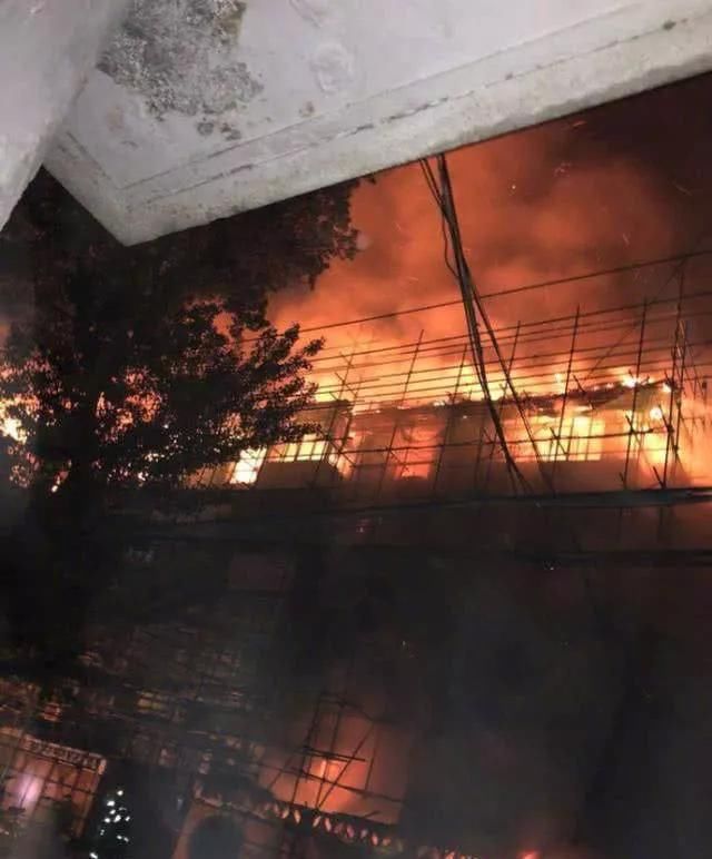 北京垂杨柳居民楼深夜大火,有住户婚房被烧,火