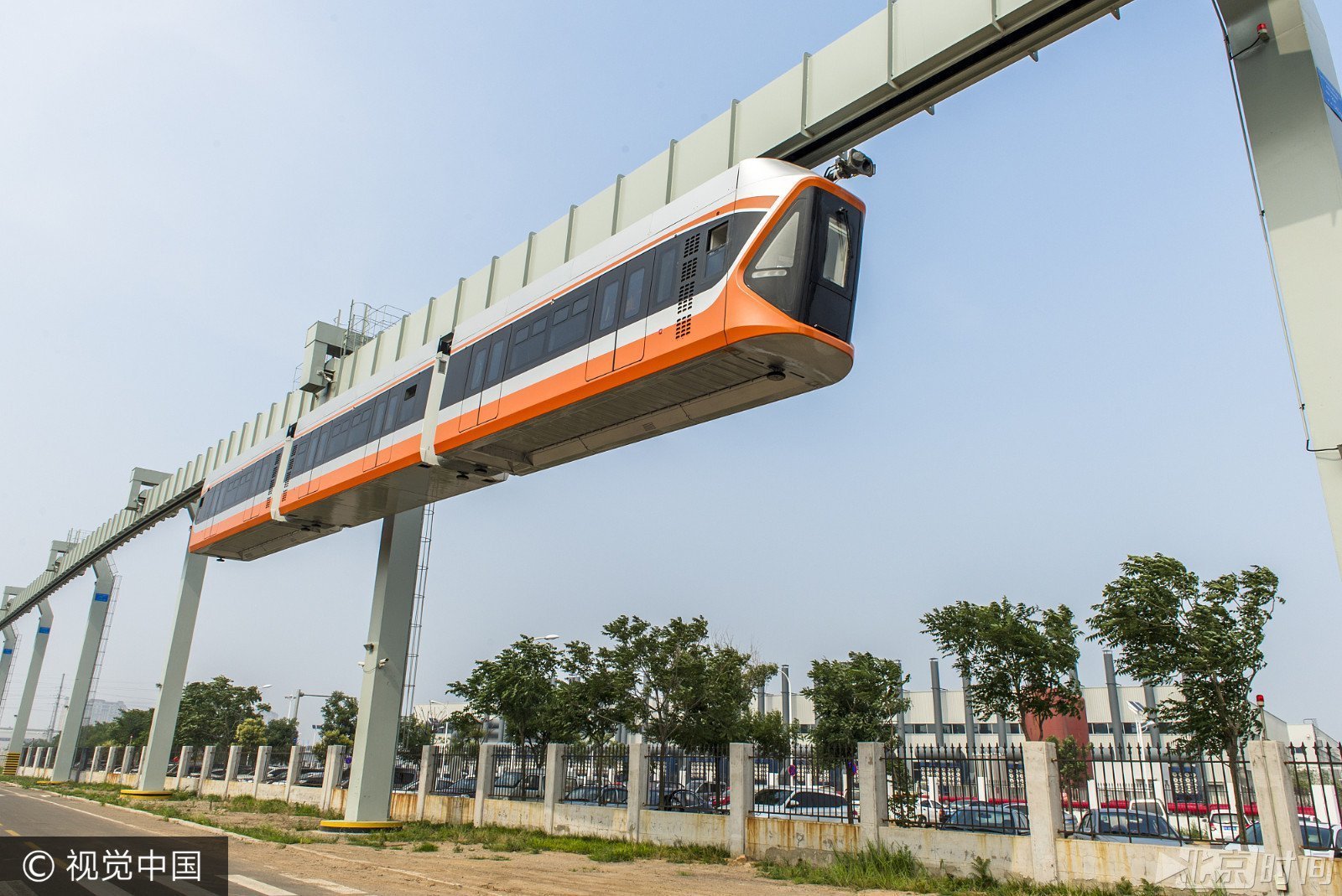 不同于传统交通工具,它的轨道位于列车上方,由钢铁或水泥立柱支撑在