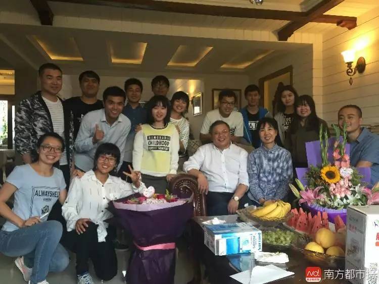 不出差的日子,黄大年的办公室总是迎接着来自各界的人士,有的是带着