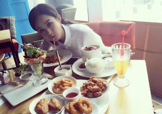 网曝赵丽颖杨紫两大吃货合伙开烤鱼店方便自己