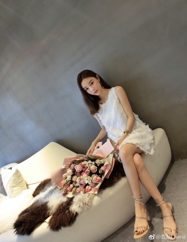 组图:王思聪前女友雪梨晒美照 肤白貌美蜜桃唇娇艳欲滴