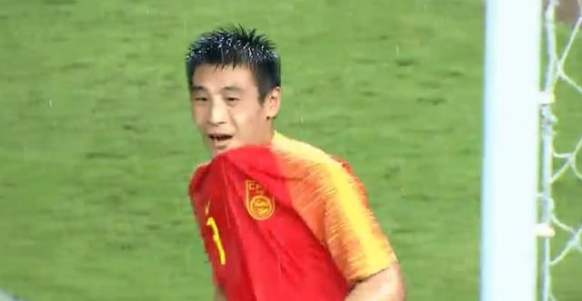武磊又破门!国足1比0领先泰国,武磊进球后一幕