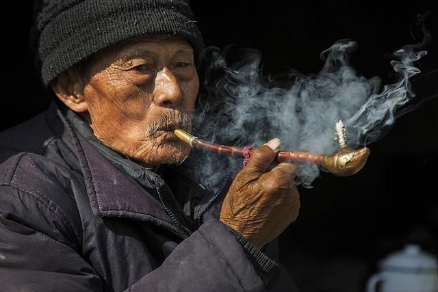 农村的养老怪现象,薄养厚葬