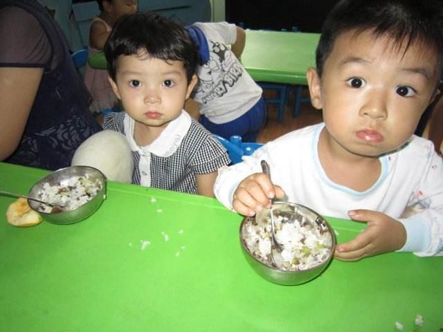 幼儿园学费那么贵?午餐只给我娃两根香肠粉丝