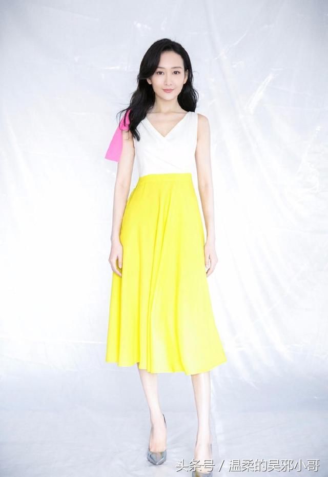 王鸥短靴紧身裤秀纤细大长腿,红色格纹衬衫搭