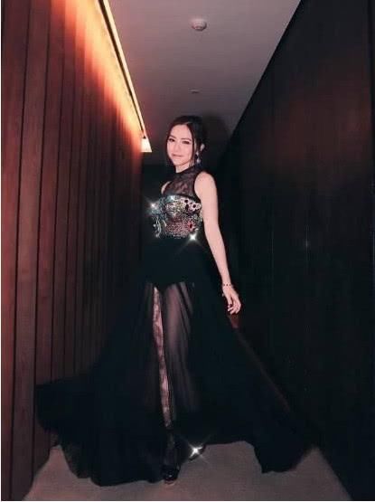 邓紫棋穿透视裙不穿安全裤,三角区扎眼,网友:一