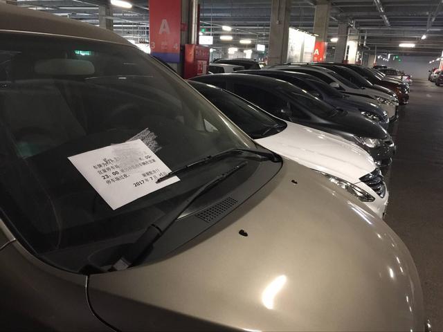 武汉宜家免费停车场引来蹭车位一族,有人停1个