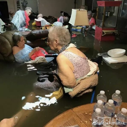 休斯顿附近一家老年护理中心遭洪水袭击，20多名行动不便的老人被浸泡在洪水中，动弹不得。幸好救援人员及时赶到，照片中所有人均已平安获救。