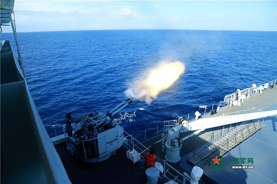 火力密集:南海舰队某登陆舰支队实弹演练