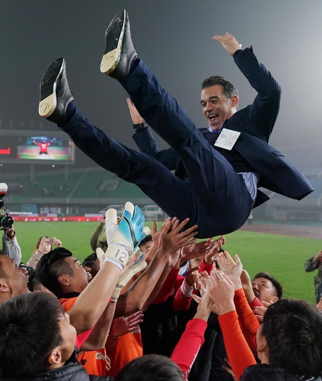 中超-北京人和主场2-0新疆成首支升级球队