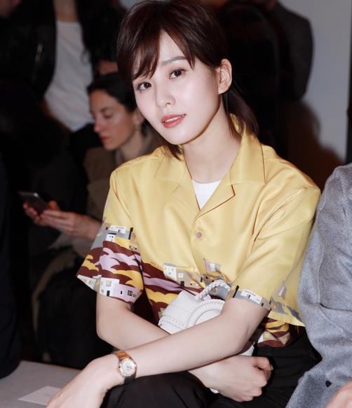 奶茶妹妹和刘诗诗时装周偶遇后合影 章泽天身高太有优势了