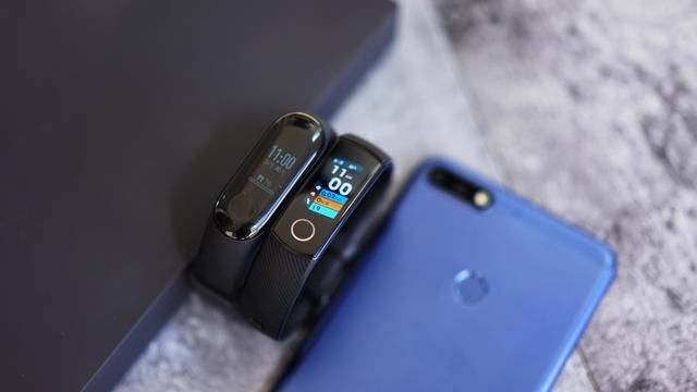 完全不是同时代的产品!荣耀手环4与小米手环3