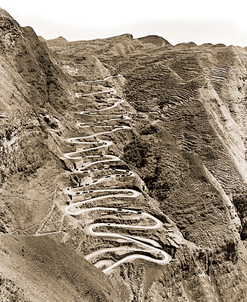 中国为了保护滇缅公路这最后的国际运输线，英国则为了保护印度的屏障缅甸，两国在1941年12月23日签署了中英共同防御滇缅路协定。在英国无暇顾及日本挑战的情况下，只有借助中国的抗战力量来遏制日本的进攻，从而保持英国在亚洲的力量均势。图为滇缅公路。