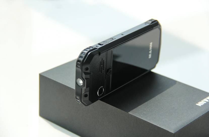 王卫给顺丰快递员配备专用手机!MANN给所有