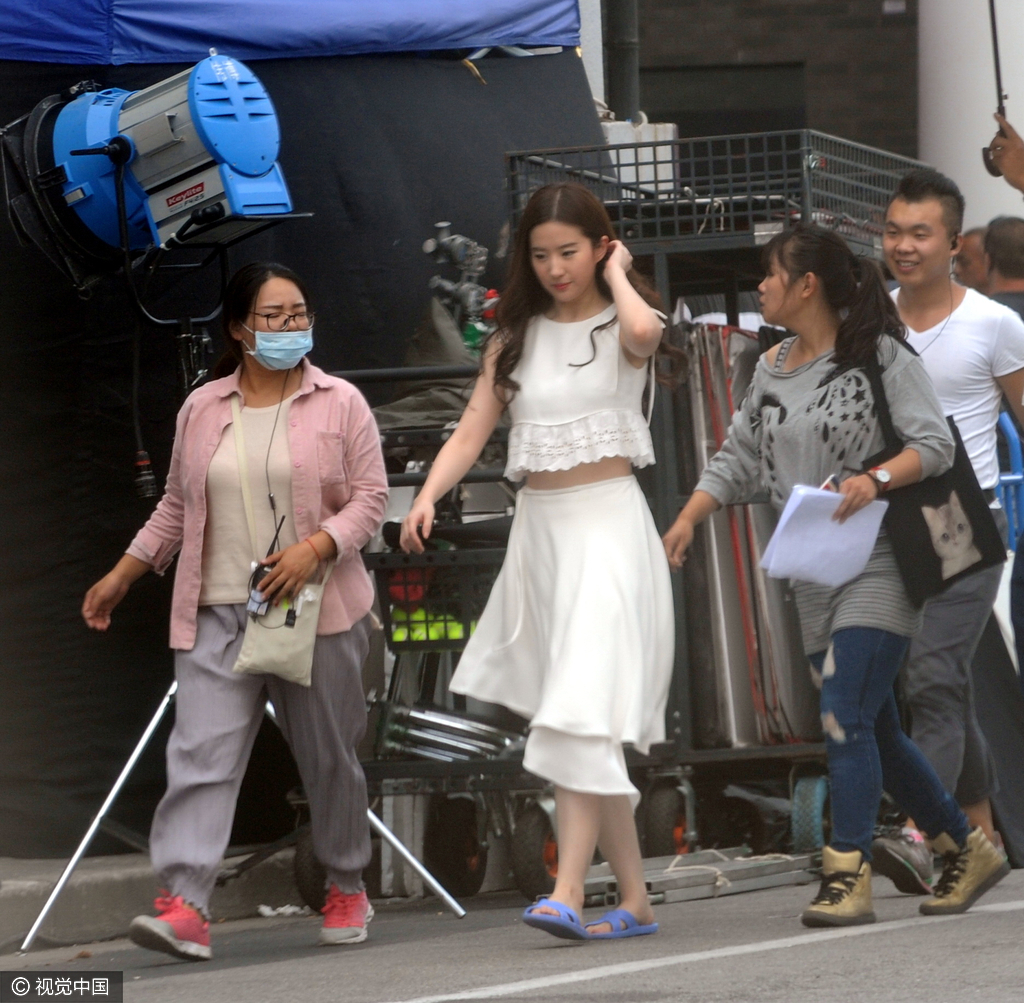 不得不说，即使穿成这样，也算是拖鞋女神。