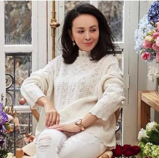 47岁的王琳单穿一件针织衫,美的像18岁小妖精,真是越老越时髦了