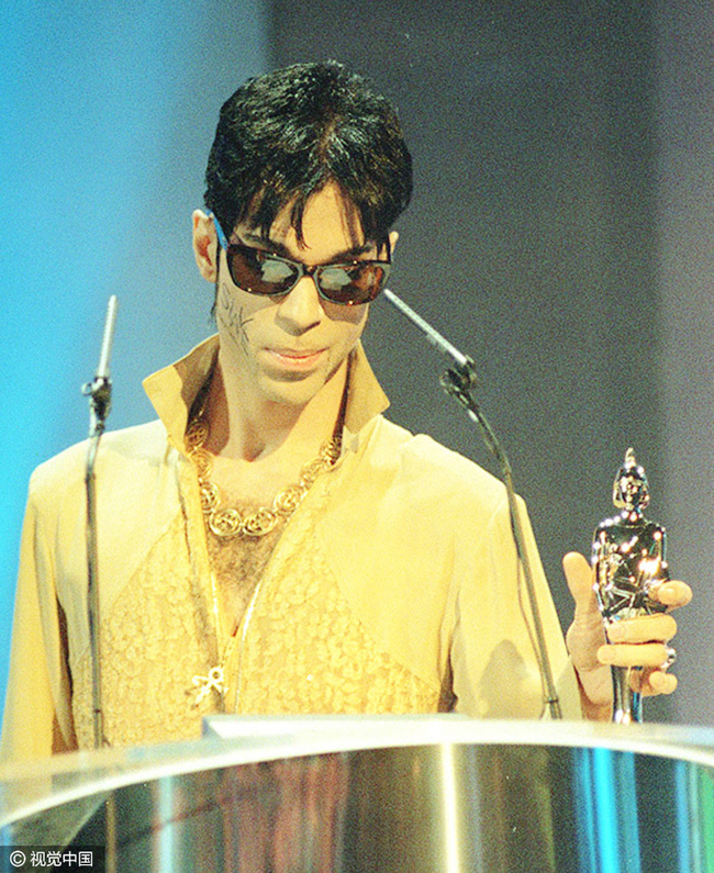 传奇歌手Prince去世 曾七获格莱美被称MJ劲敌 传奇歌手Prince去世 曾七获格莱美被称MJ劲敌