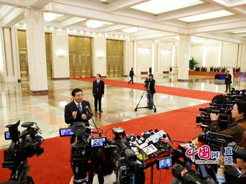 5日中午,工信部部长苗圩在“部长通道”接受采访。