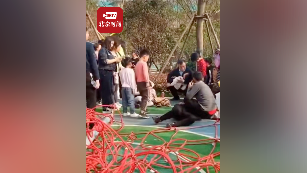 城管局回应游乐设施倒塌多人坠落倒地:没人受伤,已处理 城管局回应游乐设施倒塌多人坠落倒地:没人受伤,已处理