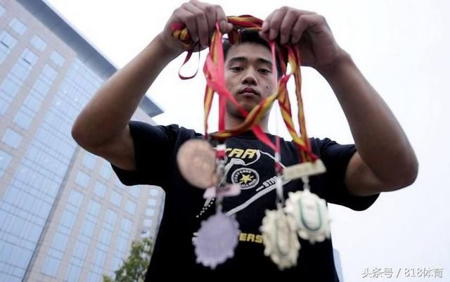 体操冠军上海地铁卖艺!1天收入40元 遭保洁大