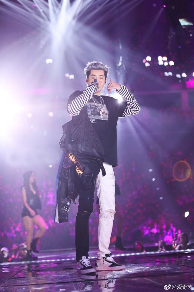 吴亦凡杨洋穿黑白时尚服装,用事实证明:果然真