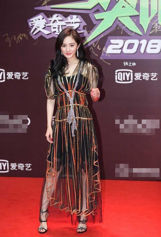 杨幂宁愿用脚趾走路也要穿这双高跟鞋,网友:确