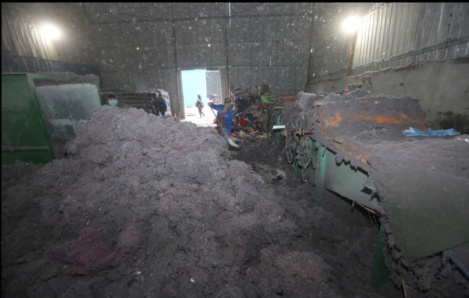 2016年10月13日，湖北省襄阳市，在分拣车间隔壁的生产车间，被淘汰的旧衣物经过粉碎、针刺等工序，变成一卷卷工业毛毡。据了解，这些工业毛毡主要用作路基布、包家具，还有的破烂牛仔裤等则被制成无纺布，可重新用于纺织行业，这一部分占了90%