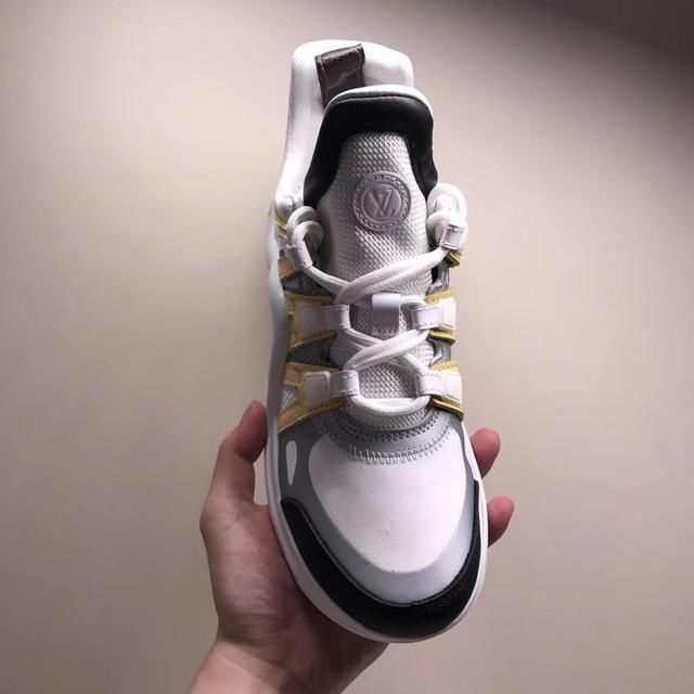 巴黎时装周走秀的LV老爹鞋,杨幂和anglebaby都