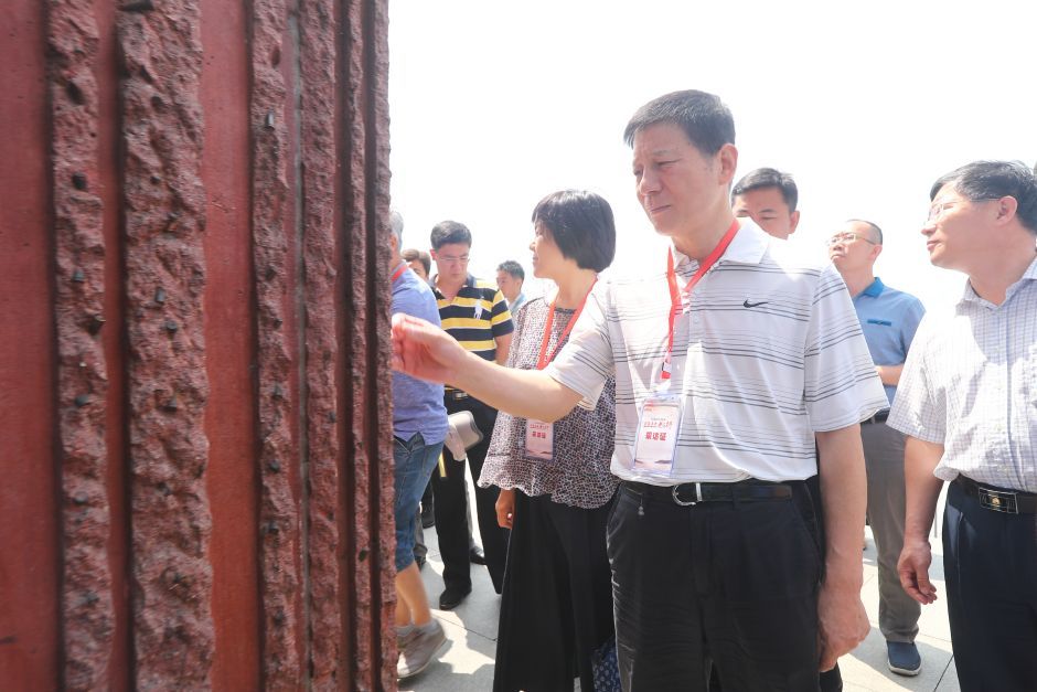 在纪念馆前,外墙镶嵌的194700颗子弹壳向参观者“诉说”着当年残酷的战役,触摸着子弹壳,代表团成员仿佛回到了战火硝烟的岁月。大众网记者 王长坤 摄