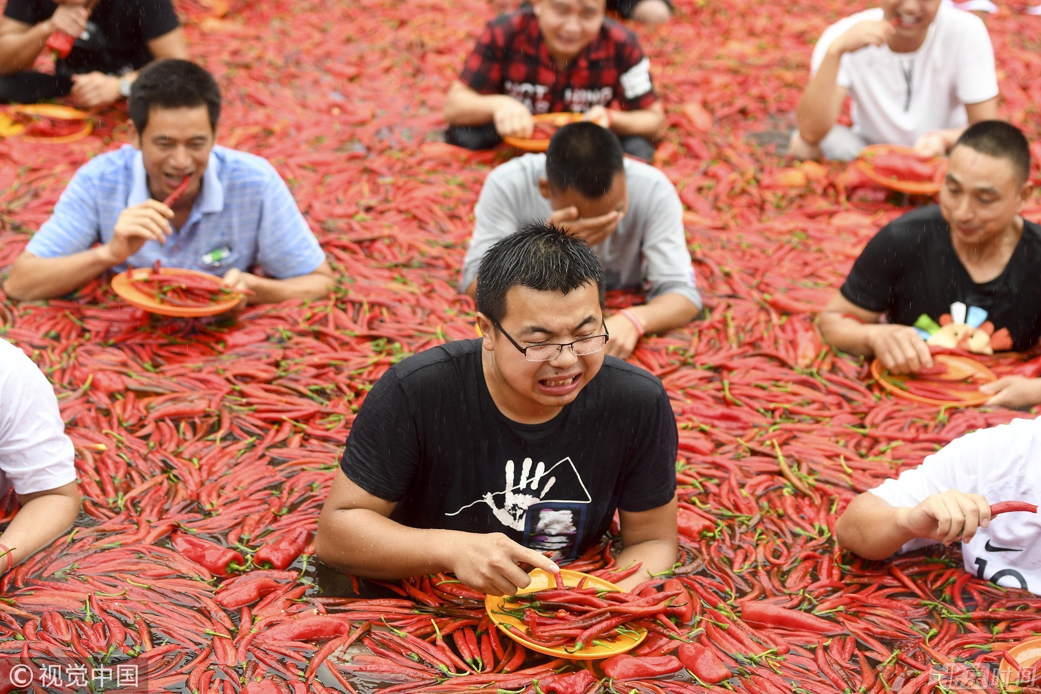 长沙举办吃辣椒比赛:辣椒池里啃辣椒-北京时间