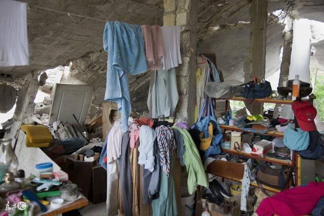 一些旧衣服罢了啊,不外我们农村人衣服补了一层又一层还是穿,更况且