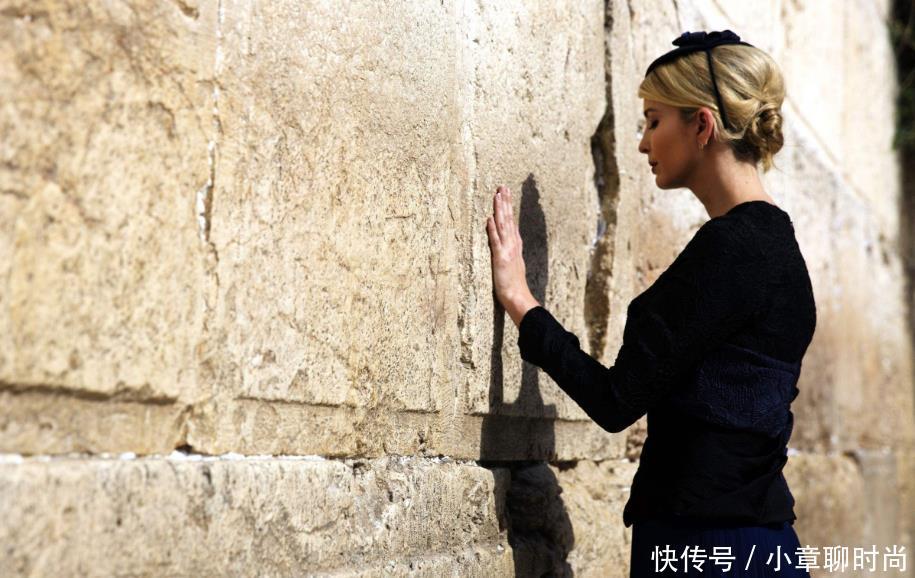 万卡:图2穿带有黑点黑丝袜,图4穿印花小短裙!