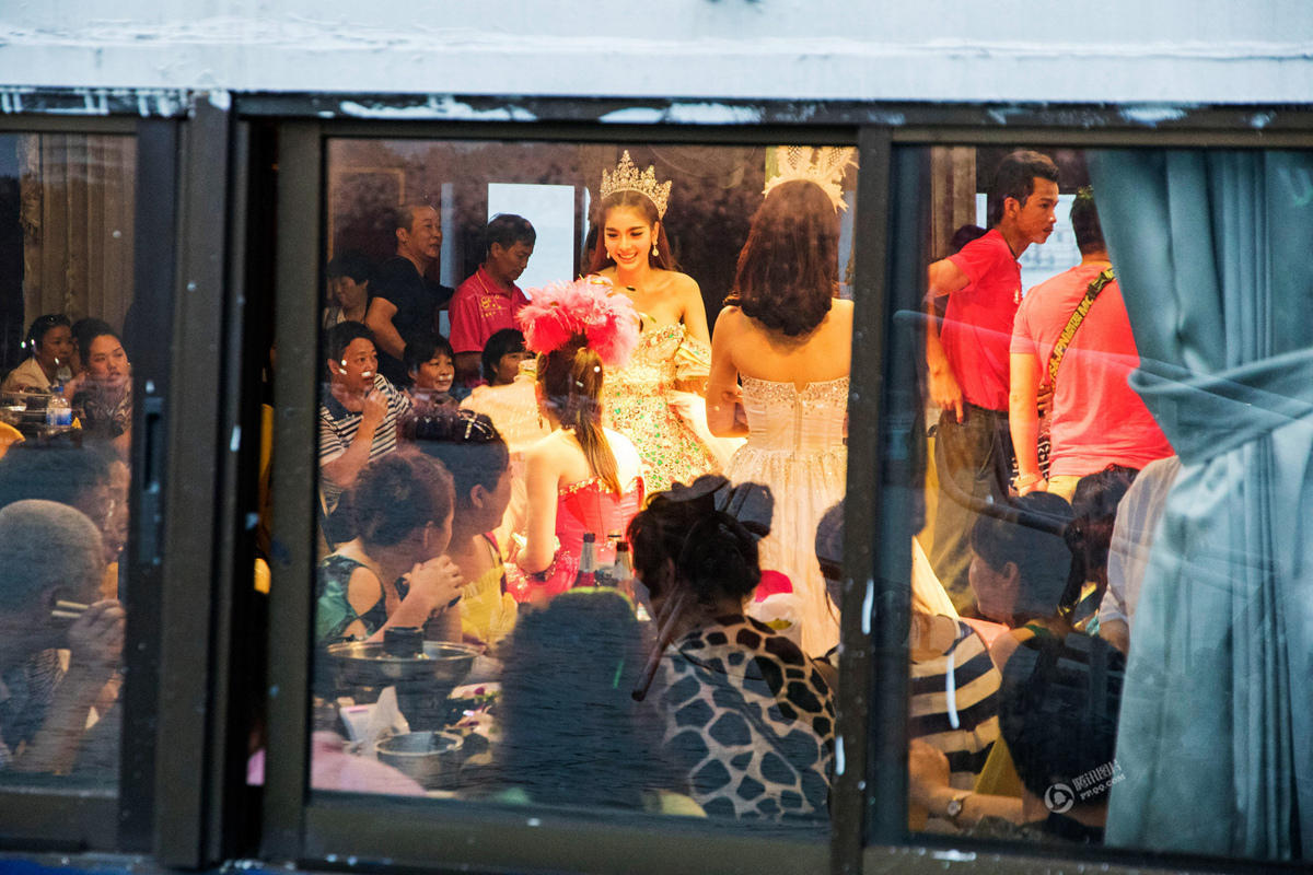 摄影师拍泰国人妖游轮表演:4元人民币随便摸