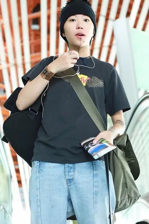 窦靖童疑似洗掉下巴上的纹身!面庞更清秀,越长