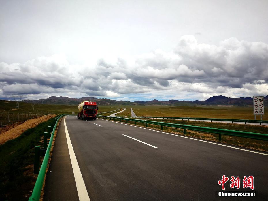 青海共玉高速公路建成通车 沿线风景如画
