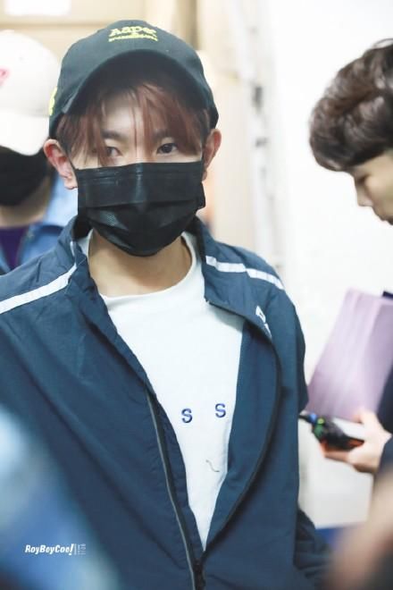 染了新发色,现身机场拽又酷,不过千玺这表情也